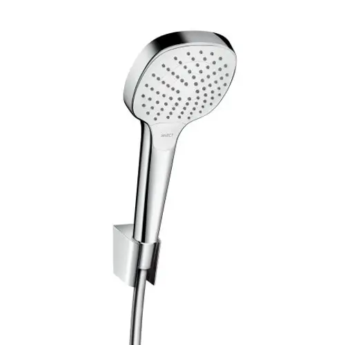Helle Handbrause mit rundem Kopf und feinen Düsen, montiert in einem Halter. Der Schlauch ist in Chrom gehalten und zeigt eine klare Linienführung. Marke: Hansgrohe.